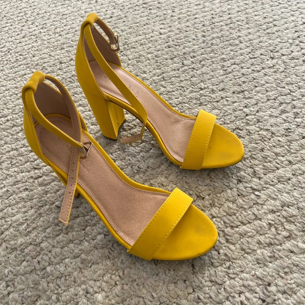Yellow pumps - Picture 8 of 8